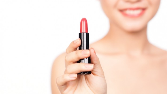 Dudak dolgunlaştırıcı lipstickler nasıl işler?