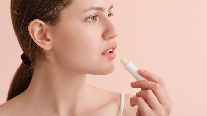 Dudaklarınız Neden Sürekli Kuruyor? (Ve Neden Balm Yetmiyor?)