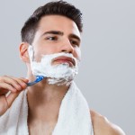Tıraş erkekler  için sorunlar yaratabilir. İyi bir tıraş için dermatologların tavsiyeleri