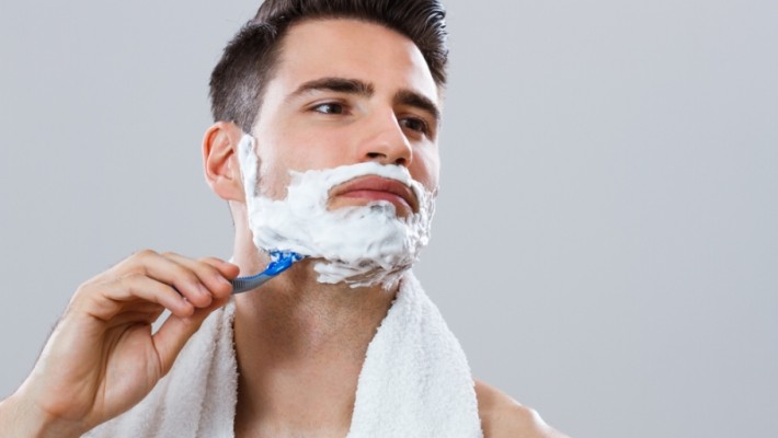 Tıraş erkekler  için sorunlar yaratabilir. İyi bir tıraş için dermatologların tavsiyeleri