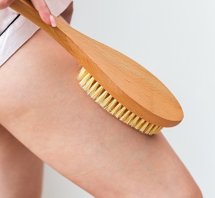 Kuru Fırçalama Nedir? Selülite İyi Gelir mi? Dermatologdan Bilimsel Değerlendirme