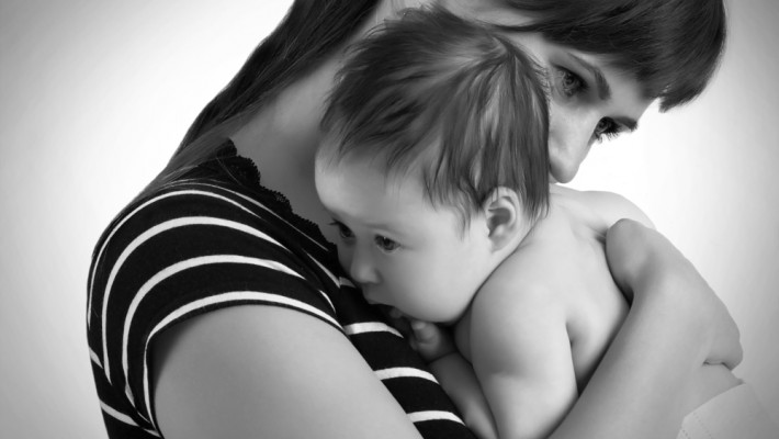 Yeni anneler, saç dökülmeniz normaldir. Endişe etmeyin, bebeğinizin birinci yaş gününde eski saçlarınıza kavuşursunuz.