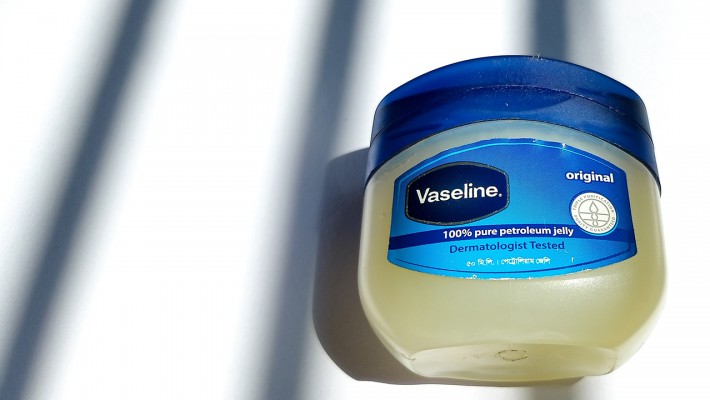 Vazelin Nedir? Cilt İçin Neden Altın Standart Nemlendiricidir?